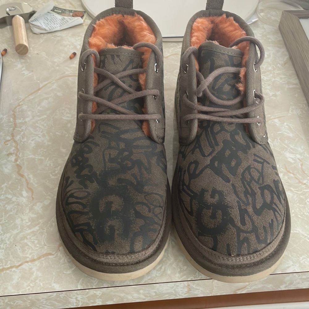 Ugg classic street graffiti, size 8, womens